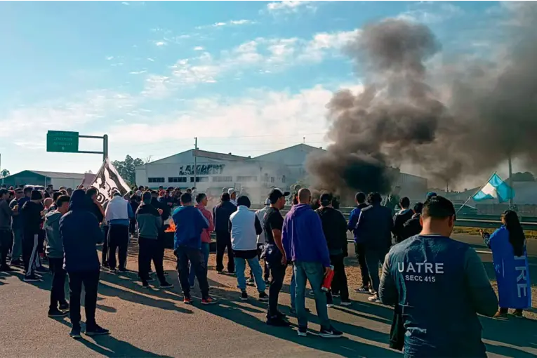 Trabajadores de Granja Tres Arroyos vuelven a manifestarse por salarios adeudados