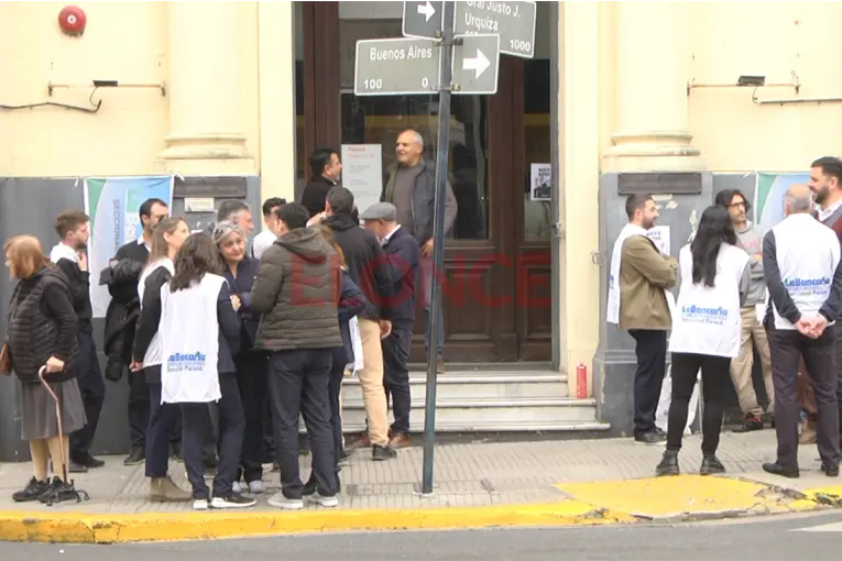 Trabajadores se manifestaron en la puerta del Banco Hipotercario tras dos despidos