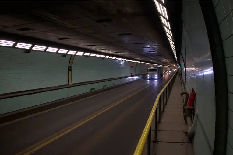 Refuerzan controles de altura para preservar la seguridad en el Túnel Subfluvial