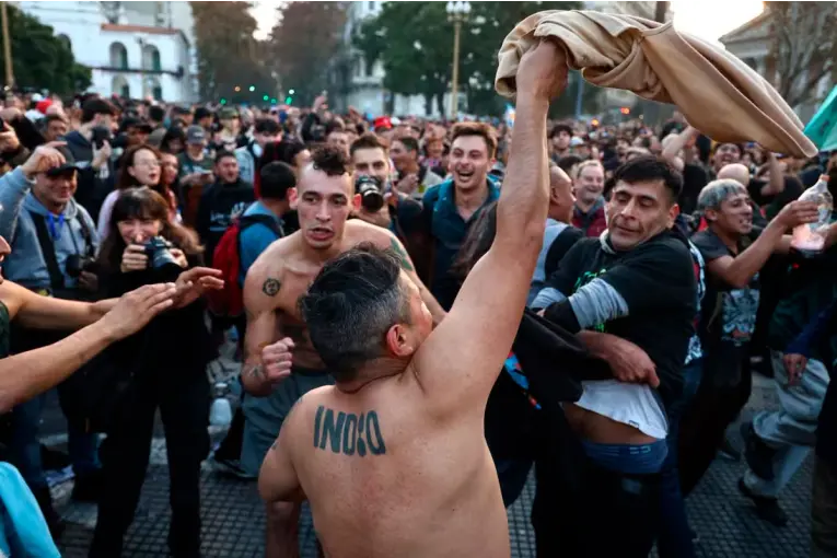 Cientos de fanáticos rinden homenaje al Indio Solari en Plaza de Mayo