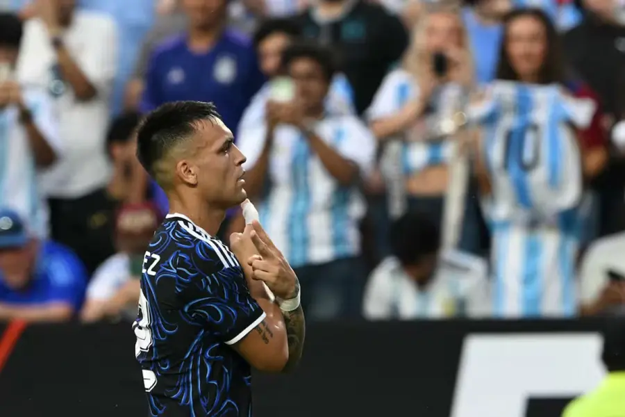 Lautaro Mart&iacute;nez marc&oacute; el primer tanto de penal. Foto: X oficial de Argentina.