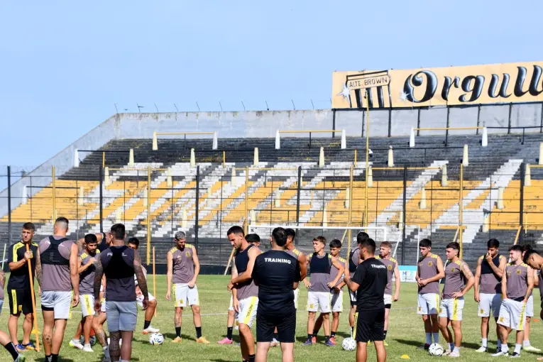 Almirante Brown homenajeará al Indio Solari con una camiseta especial en el clásico ante Morón