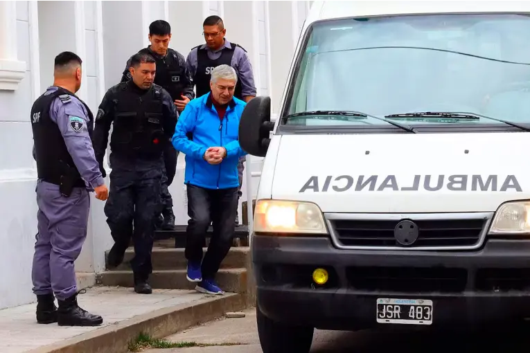 Lázaro Báez fue internado por una pulmonía y se agravó su estado de salud