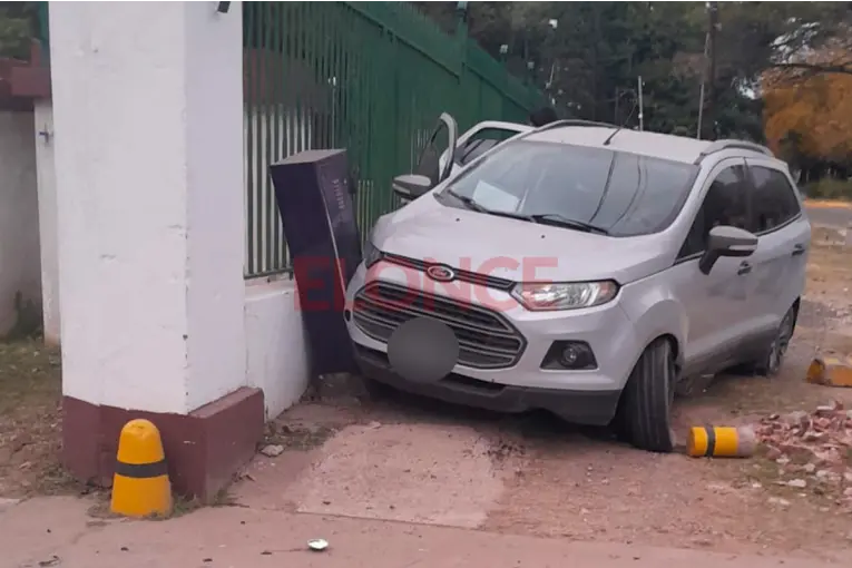 Conducía alcoholizada, perdió el control y chocó contra el ingreso al Hospital Militar de Paraná