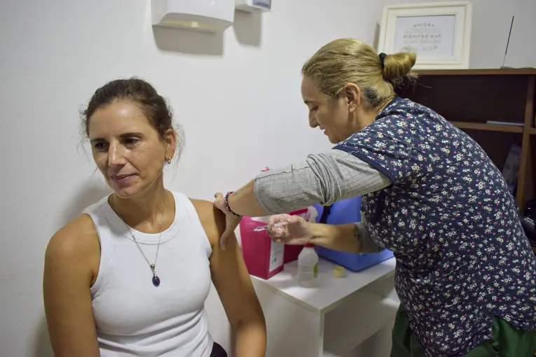 Instan a vacunarse antes del pico de circulación del virus de la gripe