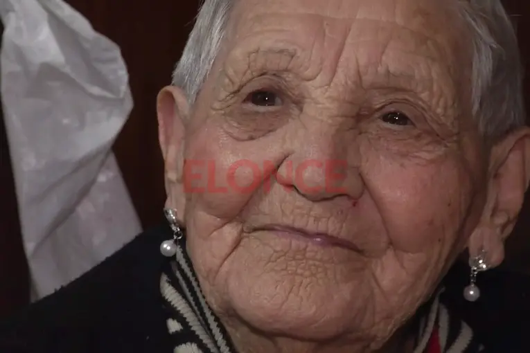 Doña Paula celebró 103 años: la hincha de Patronato que sigue cocinando y haciendo mandados