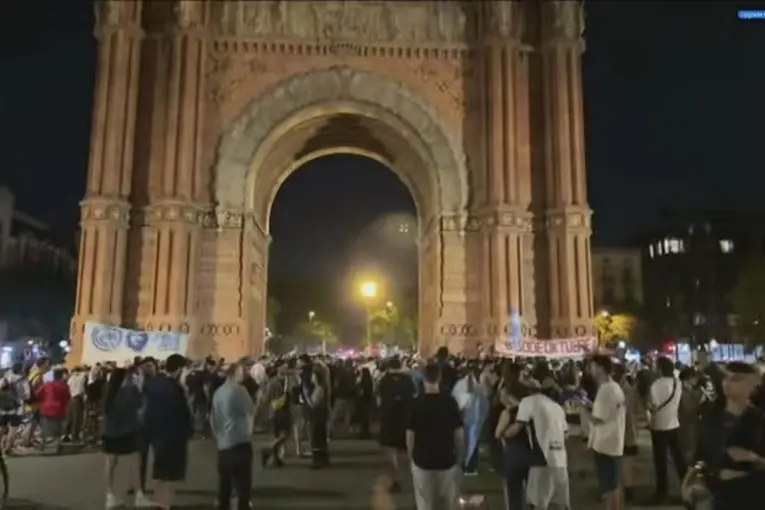 Misa ricotera en Barcelona: fanáticos del Indio Solari lo despidieron con un emotivo homenaje