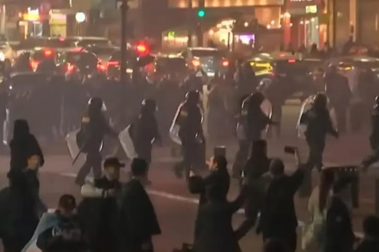 Corridas, detenidos y policías heridos en la despedida del Indio Solari en el Obelisco