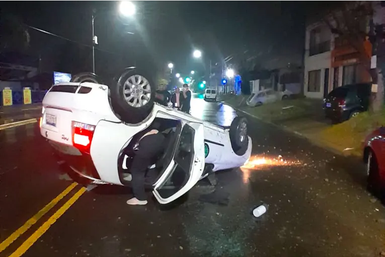 Vuelco de un remís en calle Don Bosco dejó tres heridos y otro auto dañado en Paraná
