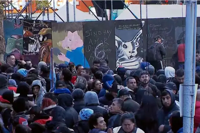 Despedida del Indio Solari: miles de personas llegan a Avellaneda para el velorio del mítico músico