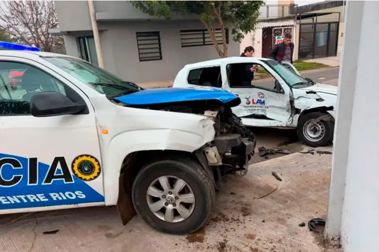 Patrullero chocó un auto, lo arrastró hasta la vereda y un hombre resultó herido