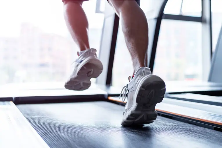Un hombre murió tras caer desde un segundo piso mientras utilizaba una cinta en un gimnasio