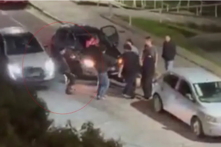 Video: lo empujaron durante una pelea callejera, cayó a la calle y un auto lo embistió