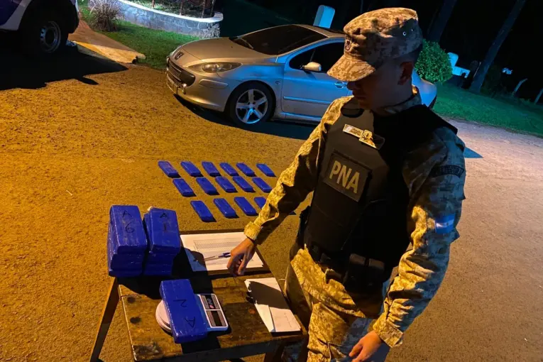 Abandonaron el auto con más de 27 kilos de droga valuados en más de $100 millones