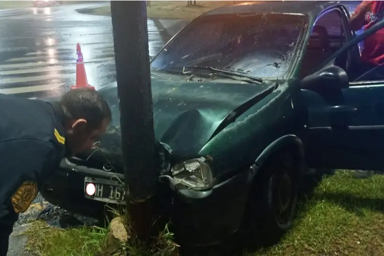Perdió el control de su auto, chocó un poste y terminó con el vehículo retenido por alcoholemia