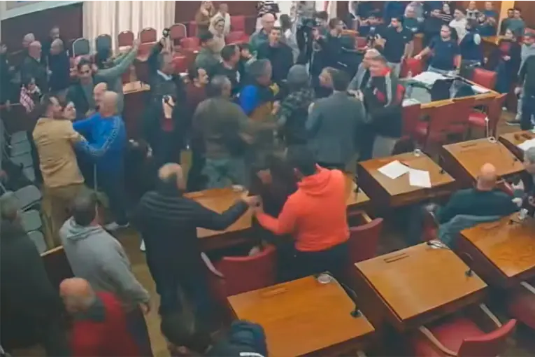 Debate por aplicaciones de viajes terminó con violentos incidentes en el HCD de Mar del Plata