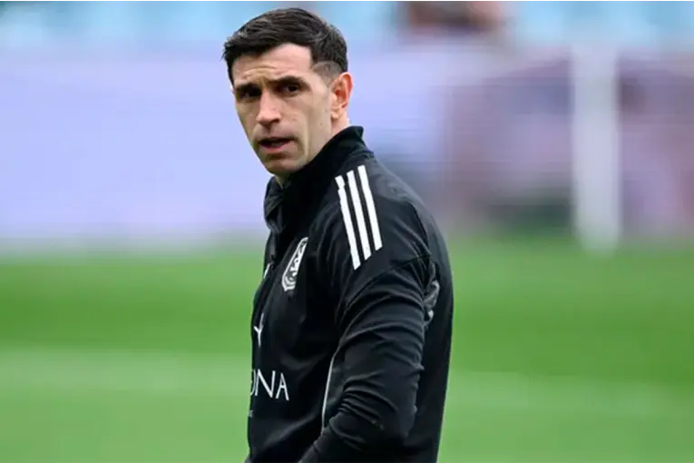 Dibu Martínez en la mira de un gigante europeo: ya hubo contactos con Aston Villa