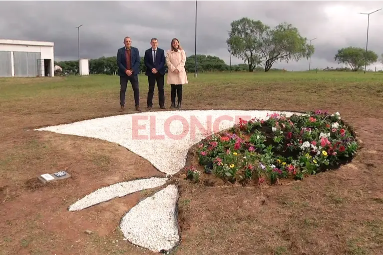 "Florecerán pañuelos": inauguraron una intervención artística para mantener viva la memoria en la UADER