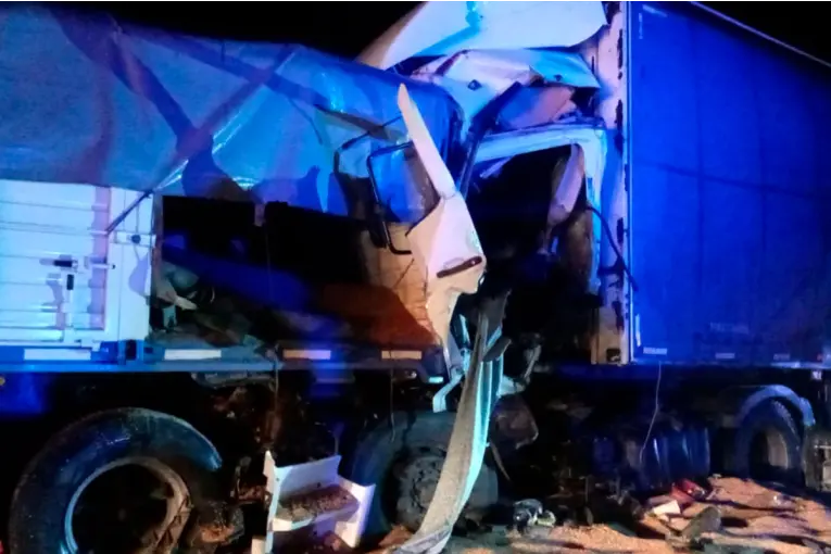 Camionero quedó atrapado dos horas tras un choque con acoplado en la Autovía 12