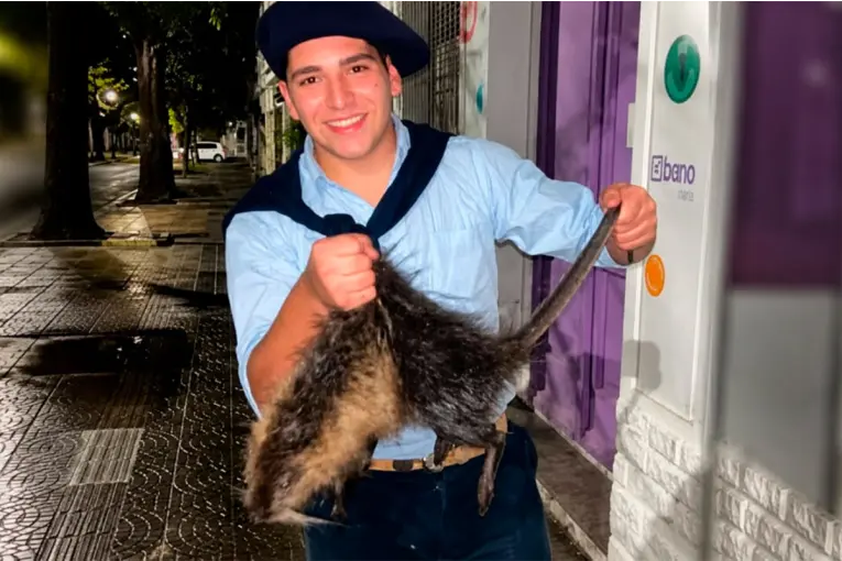 Harán juicio académico a uno de los jóvenes denunciados por matar a golpes a una nutria