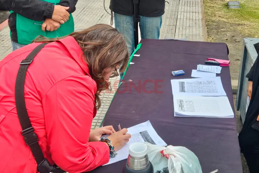 Reclamo sindical frente a Casa de Gobierno (foto Elonce)
