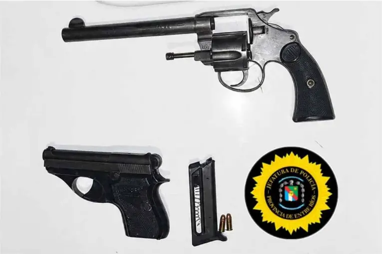 Detuvieron a dos hombres que vendían armas de fuego por grupos de WhatsApp