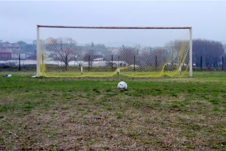 Imputaron al director de un colegio por la muerte de un niño aplastado por un arco de fútbol