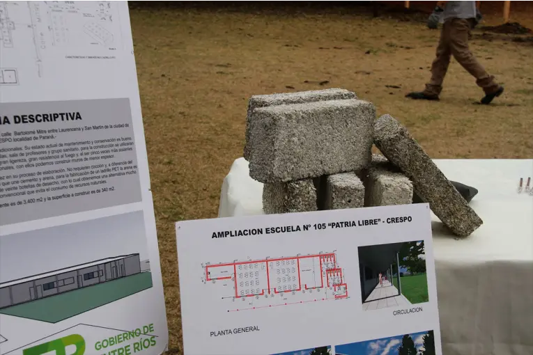 Empezó la primera obra de ampliación de una escuela con ladrillos PET del país