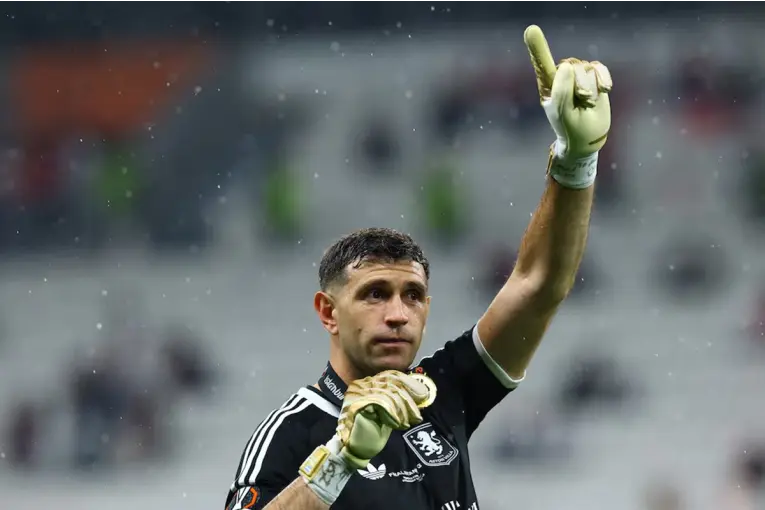 Dibu Martínez y Juventus: el arquero argentino dio el sí y espera el acuerdo entre clubes