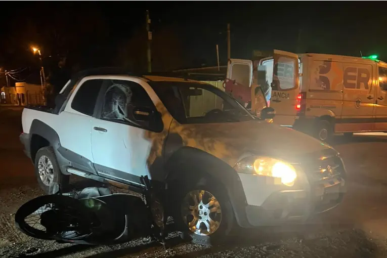 Fuerte choque entre una moto y una camioneta en Villaguay: un joven fue hospitalizado