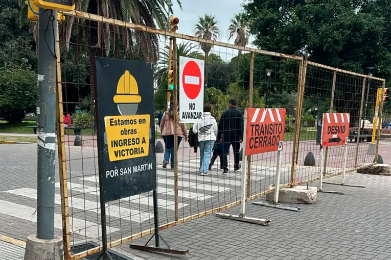 Alerta tránsito en Paraná: qué calles están cortadas y cómo cambian los recorridos de colectivos Alerta tránsito en Paraná: qué calles están cortadas y cómo cambian los recorridos de colectivos