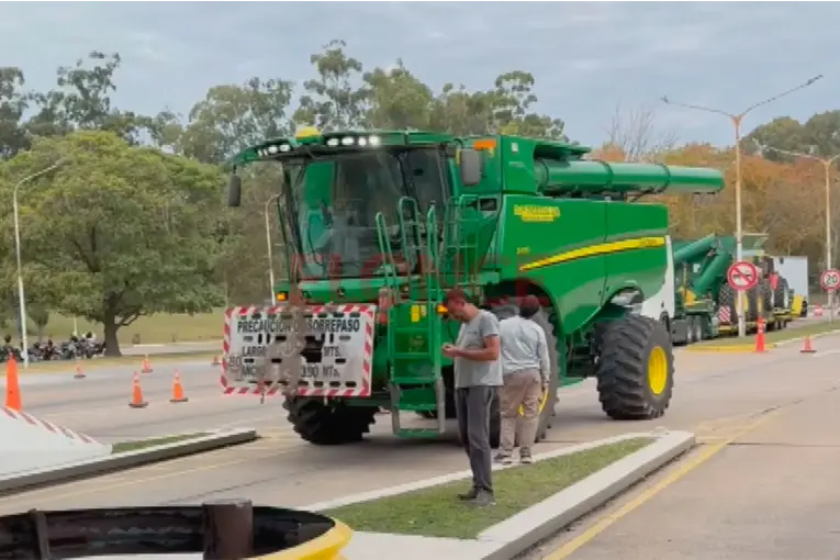 "Cuando vean una máquina en la ruta tengan paciencia", dijo ruralista tras cruzar una cosechadora por el túnel