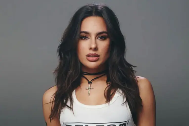 Flor Jazmín Peña se hizo un cambio de look y deslumbró con un outfit urbano y noventoso