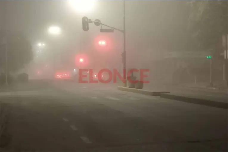 La niebla cubre Paraná y reduce la visibilidad en las calles