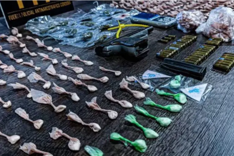 Desmantelaron una red de venta de droga que operaba cerca de escuelas y detuvieron 12 personas