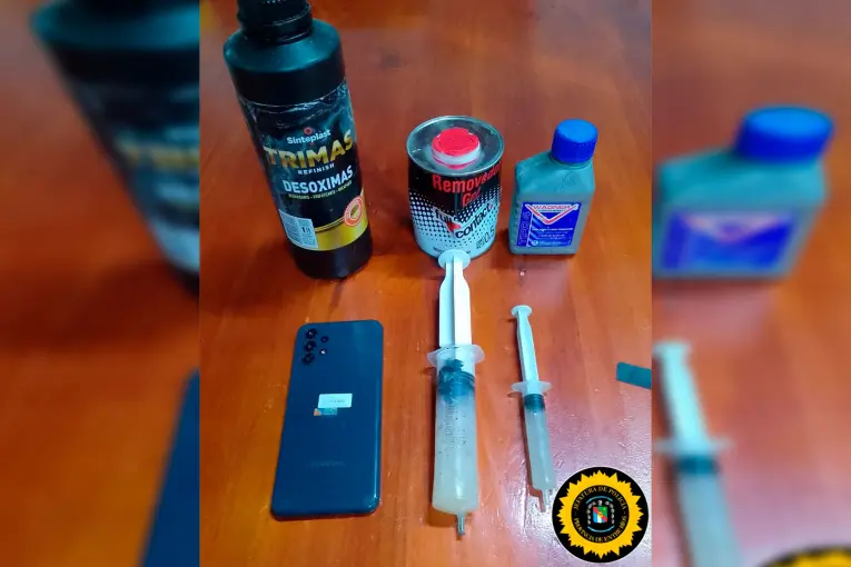 Detuvieron a un hombre que dañó la camioneta de un familiar usando jeringas con productos químicos