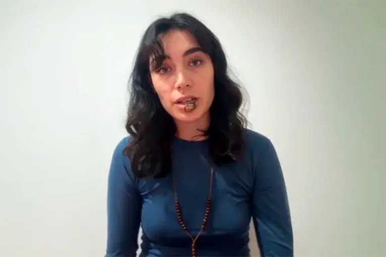 Joven influencer descubrió que tenía sífilis y decidió contarlo para promover la prevención