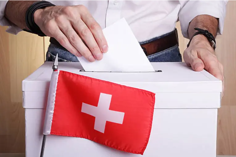 Suiza decide en las urnas si impone un tope de población y restringe la inmigración