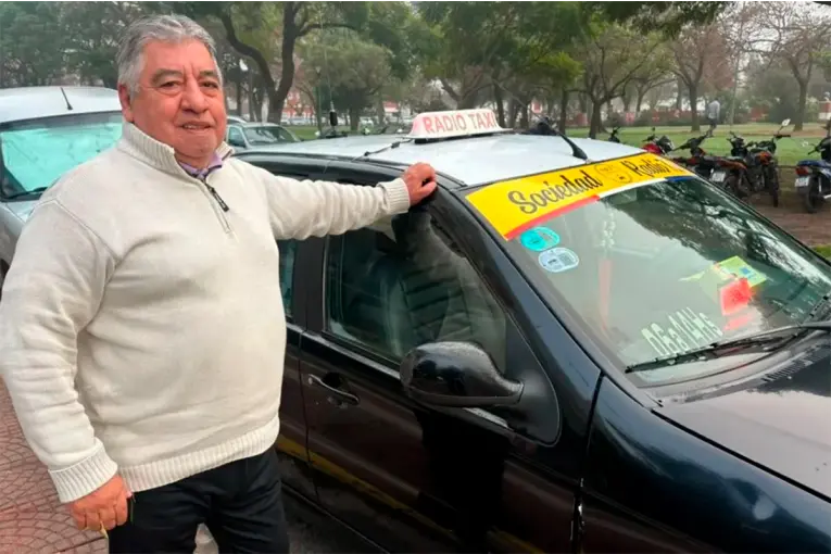 Un taxista asistió un parto en pleno viaje y ayudó a nacer a una bebé