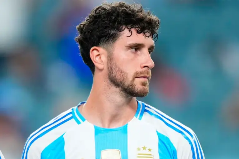 Con el entrerriano Marcos Senesi, Argentina confirmó el equipo para enfrentar a Jordania