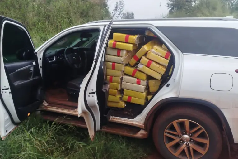 Secuestraron más de 900 kilos de marihuana que llevaban en una camioneta robada