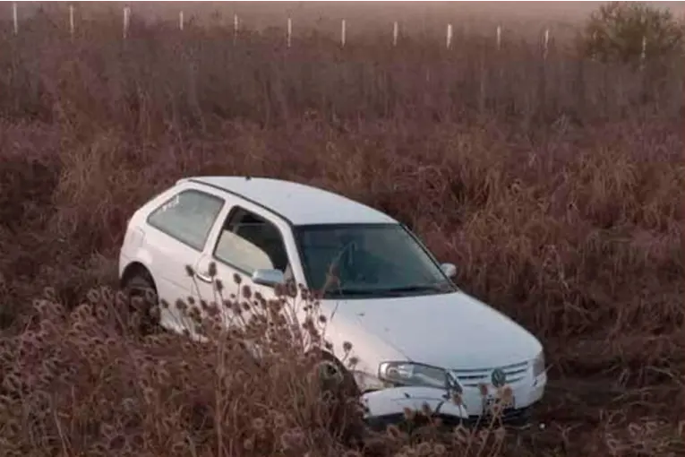 Joven conducía ebrio, despistó en Ruta 32 tras dormirse al volante, abandonó el auto y se fue a acostar a su casa