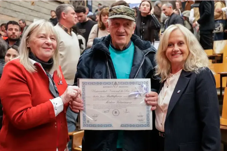 Se recibió de veterinario a los 82 años y dio una lección de vida: No hay que rendirse
