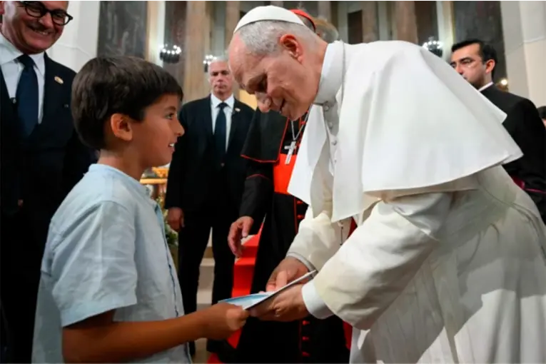Un niño conmovió al Papa con preguntas sobre la pobreza, el perdón y la soledad