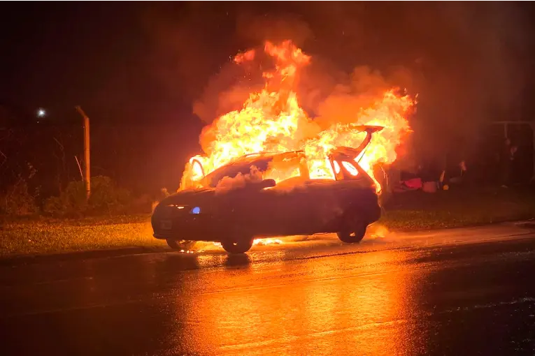 Un auto se incendió mientras circulaba por Blas Parera: una mujer y sus hijos fueron hospitalizados por estado de shock