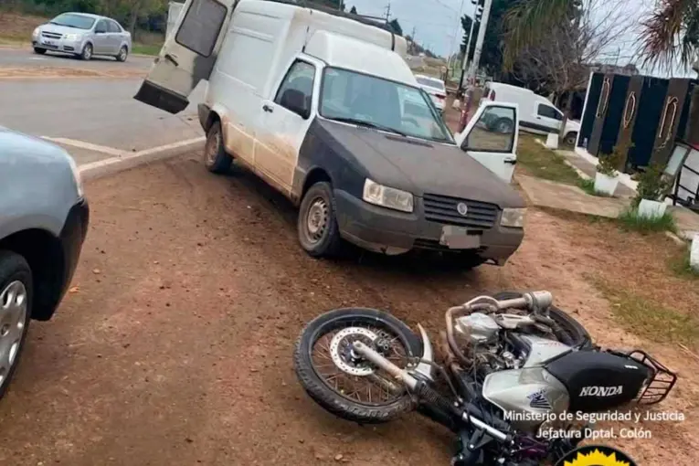 San José: un motociclista sufrió fracturas graves tras un choque con una furgoneta en Ruta 130