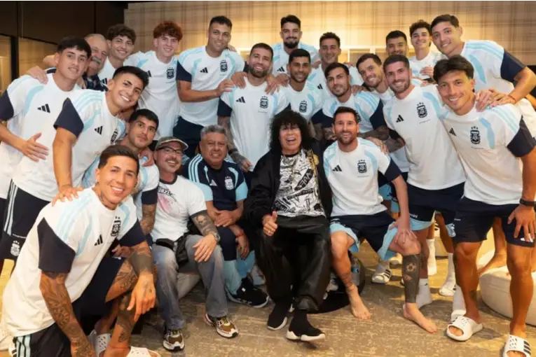 Risas y música en la Selección Argentina: Messi bailó cuarteto junto a la Mona Jiménez