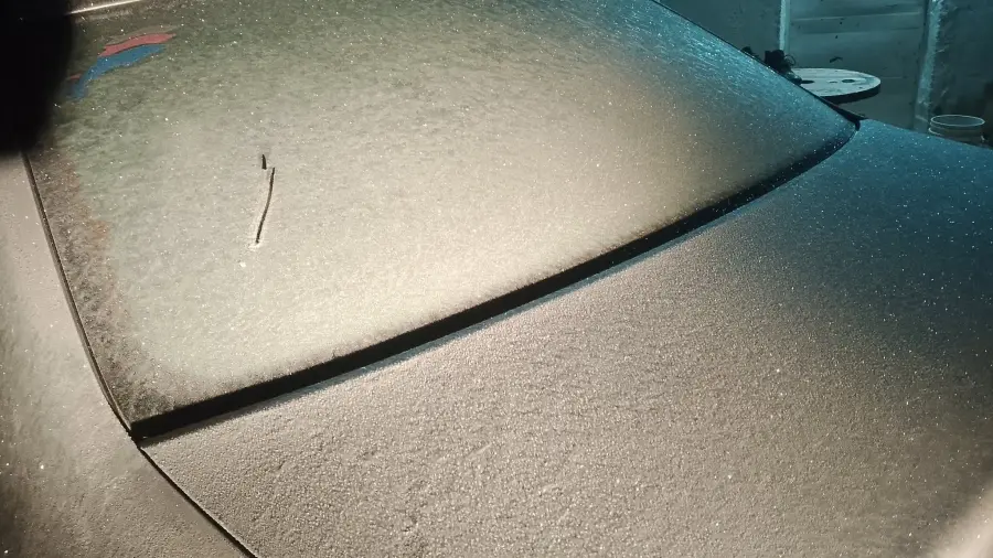 La escarcha sobre un auto (Entre R&iacute;os Ya)