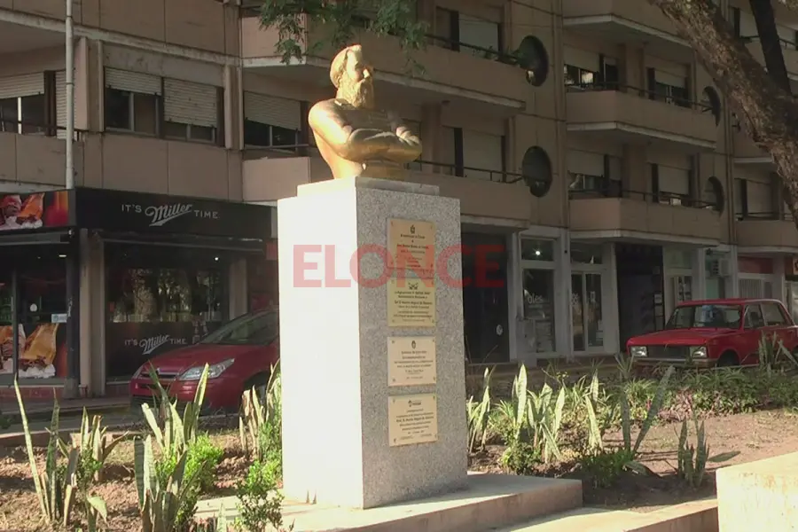 Monumento a G&uuml;emes en Paran&aacute; (Elonce)