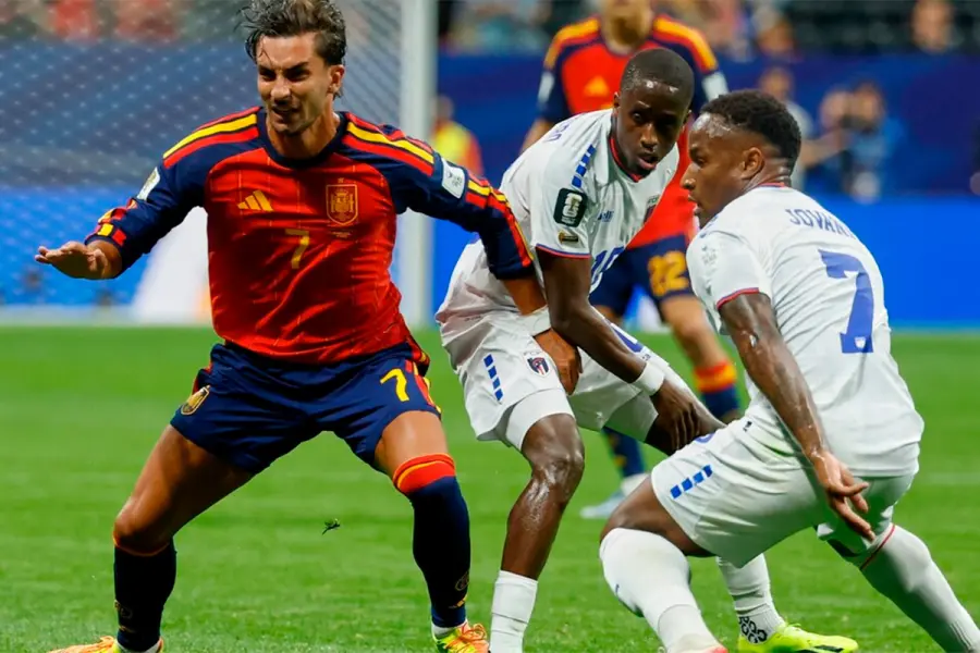 Ferran Torres ante la marca de Jovane Cabral (foto AP)